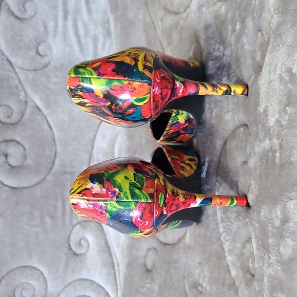 Floral Heels - Picture 3 of 5